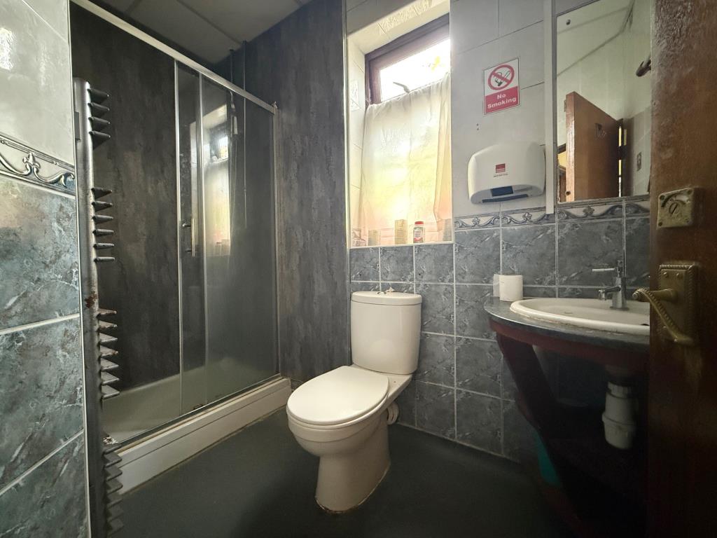 Lot: 176 - HOUSE OF MULTIPLE OCCUPATION FOR IMPROVEMENT - Shower room with w.c.